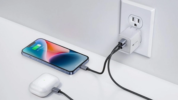 So sánh cổng sạc USB-C của iPhone 16 và sạc nhanh 45W của Android.